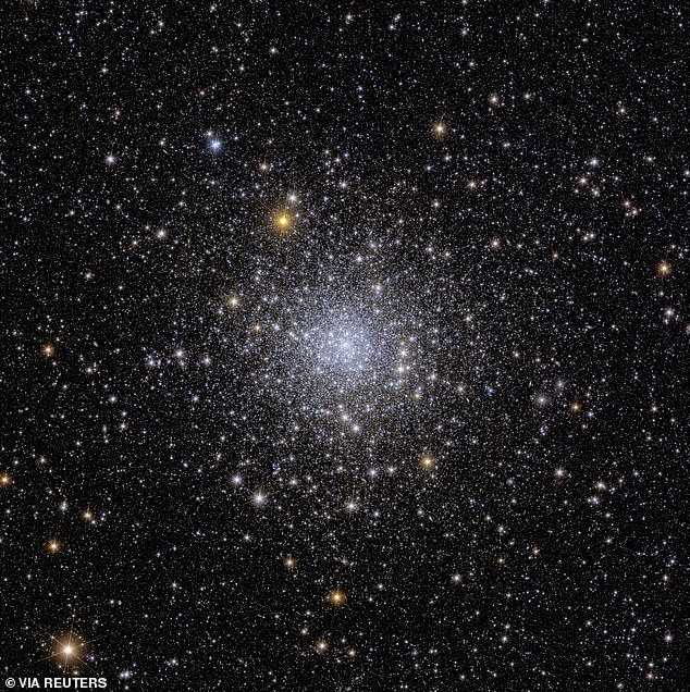 Ein Kugelsternhaufen namens NGC 6397, der der Erde zweitnächste Kugelsternhaufen, etwa 7800 Lichtjahre entfernt