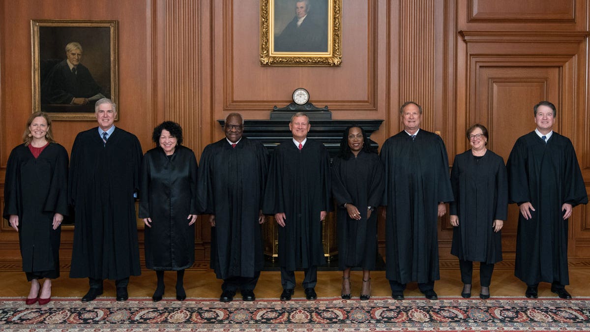 Richter des Obersten Gerichtshofs stehen in einer Reihe für ein Porträt