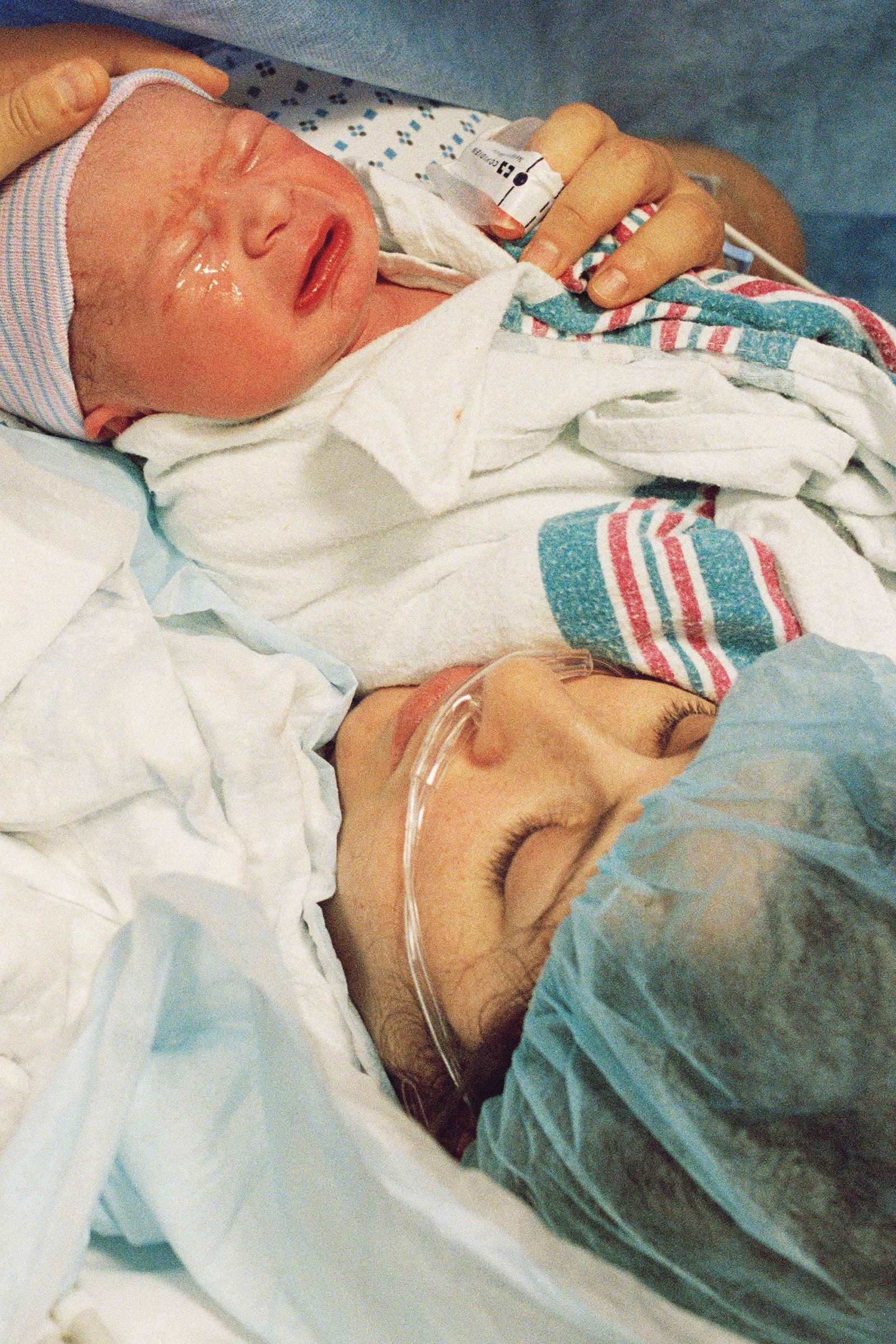 Eine Mutter hält ihr neugeborenes Baby.