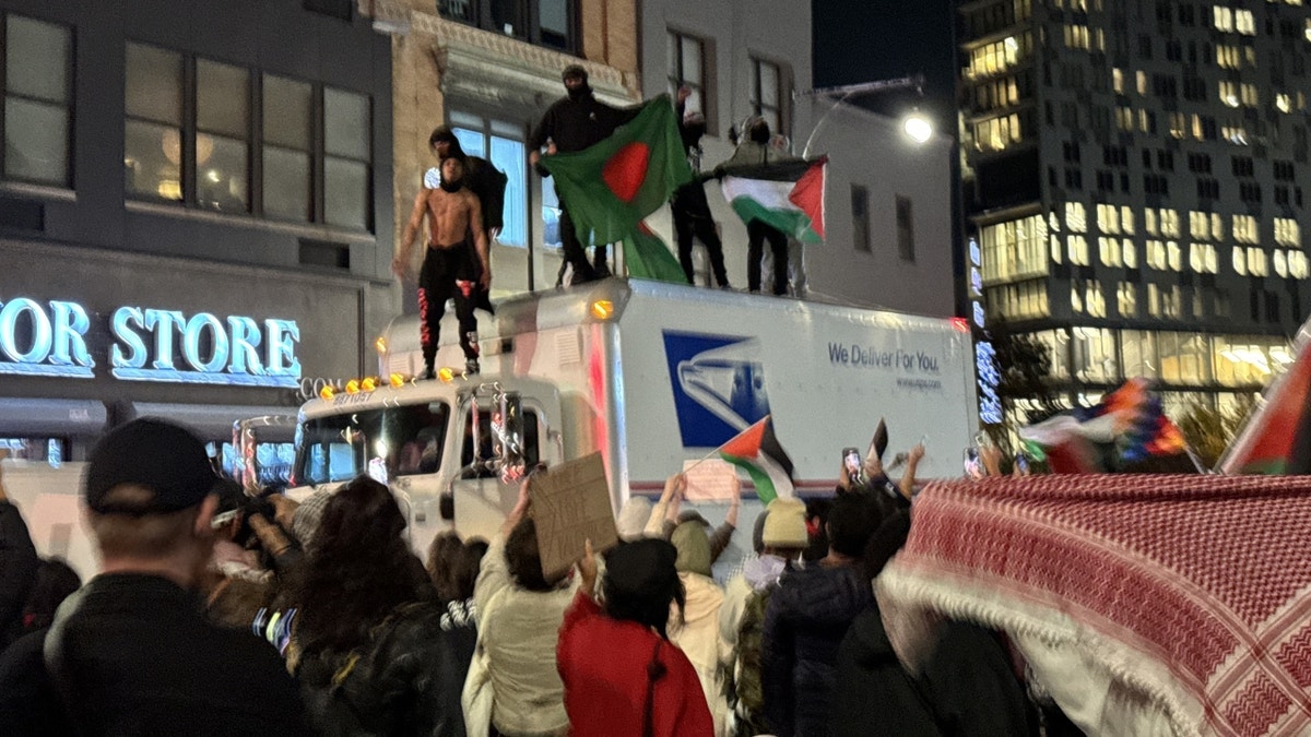 Demonstranten mit palästinensischen Flaggen auf einem Postwagen