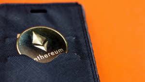 Die Etereum-Münze ist in der Tasche.  Ethereum ist eine dezentrale Open-Source-Blockchain mit Smart-Contract-Funktionalität.  ETH-Krypto