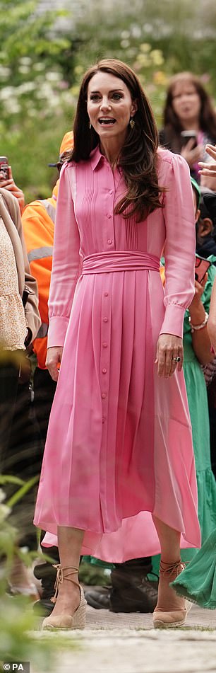Kate ist am häufigsten in einer atemberaubenden Farbpalette zu sehen, abgebildet in einem rosa Kleid auf der Chelsea Flower Show