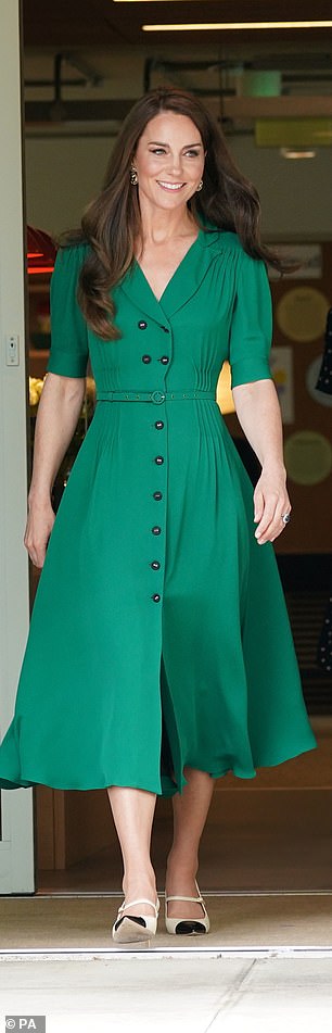 Kate ist in einem smaragdgrünen Kleid abgebildet, wie sie im Mai das Anna Freud Center verlässt