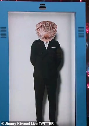 In einem Abschnitt der Late-Night-Show nutzte Kimmel „modernste Hologramm-Technologie von unseren Freunden bei Proto“ und verschleierte die Identität der Person namens „Sexiest Man Alive“, die später als Dempsey entlarvt wurde