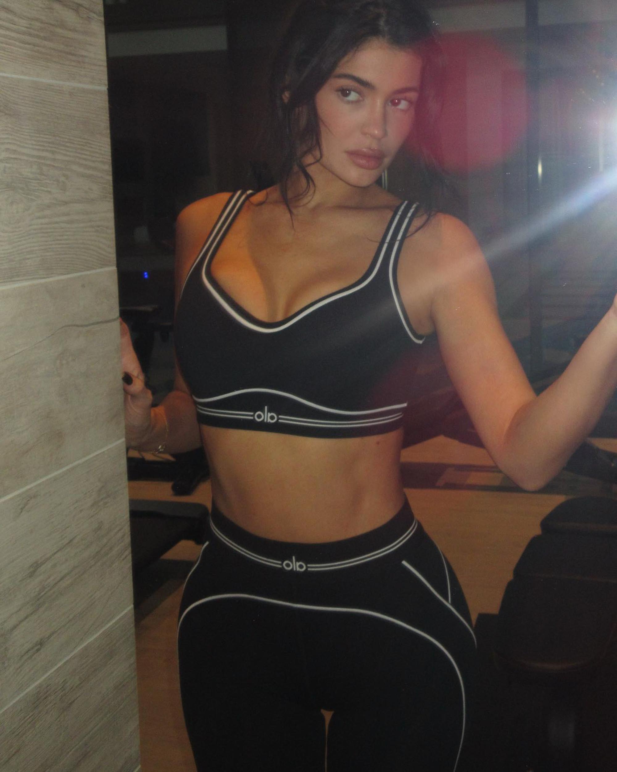 Kylie Jenner verkörpert die „Elternfalle“-Bösewichtin Meredith Blake in einem schwarz-weißen Sport-BH und Leggings