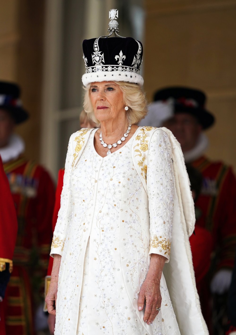 Königin Camilla trägt ihr berühmtes Krönungskleid perfekt wieder
