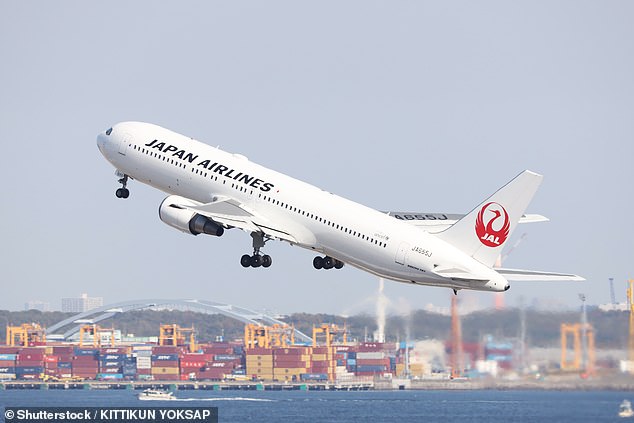 Gareth sagt, dass der neue Service von Japan Airlines „dem Reisenden zugute kommt, der nicht so viel Zeug herumschleppen muss“.
