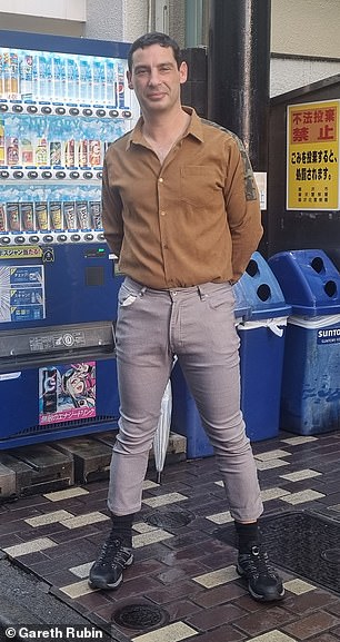 Falsche Hose?  Gareth trägt seine gemietete Kleidung in Tokio