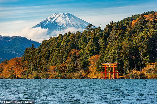 Gareth reist von Tokio nach Hakone, einer „hübschen Stadt mit einem See (oben) voller Bootsfahrten, Ausblicken auf den nahegelegenen Berg Fuji und unzähligen Wanderwegen“.