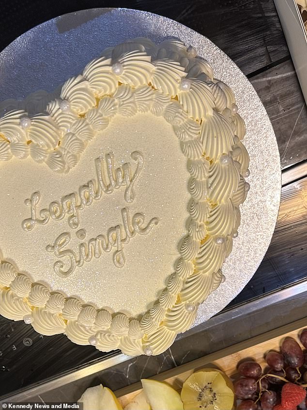 Ilma und ihre Freunde genossen einen von Taylor Swift inspirierten Kuchen mit der Aufschrift „legal Single“