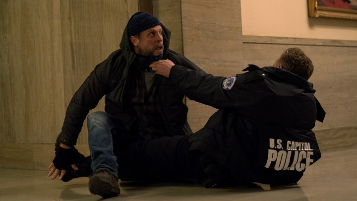 In einer Szene aus „The Morning Show“ greift Hal einen Beamten beim Aufstand im Kapitol an.