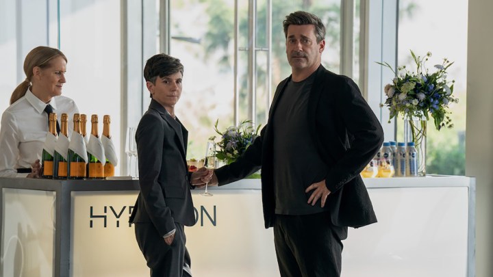 Jon Hamm und Tig Notaro stehen in einer Szene aus der dritten Staffel der Morning Show in der Lobby eines Büros.