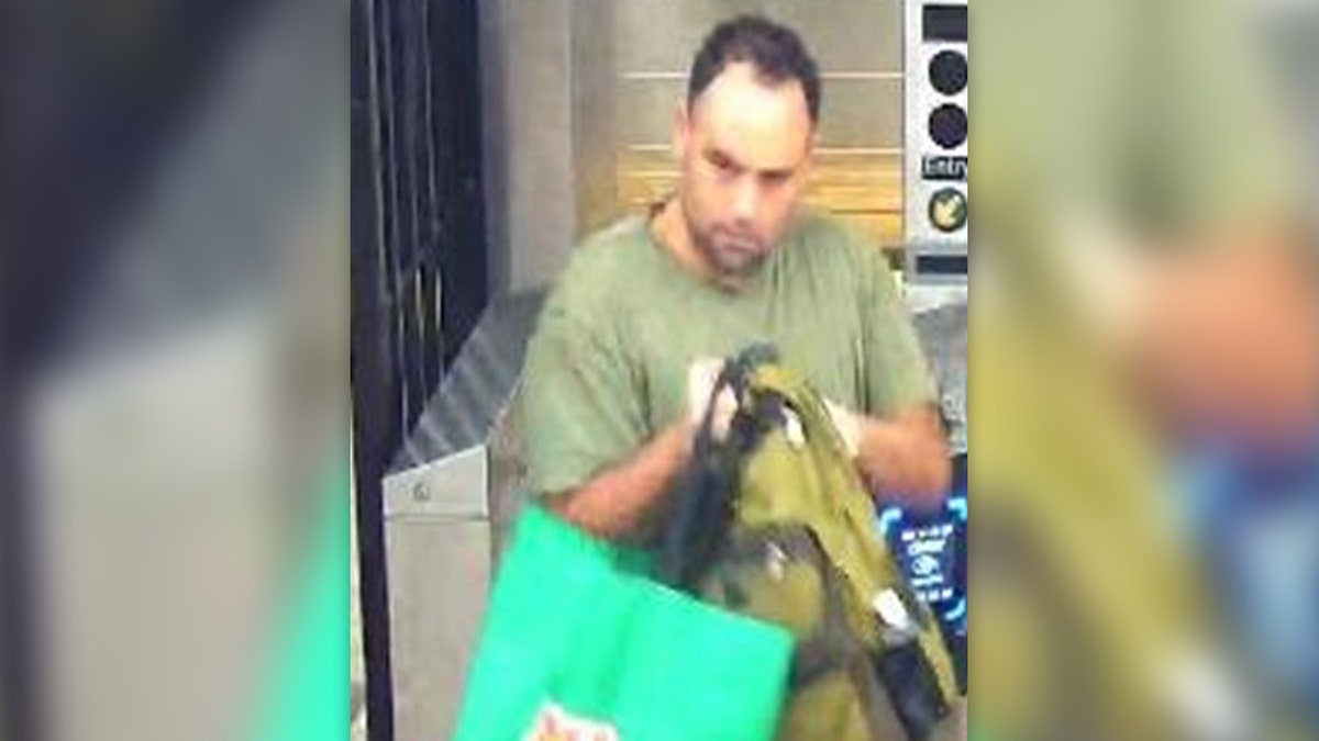Verdächtiger einer U-Bahn-Bürgerwehr trägt Einkaufstüten