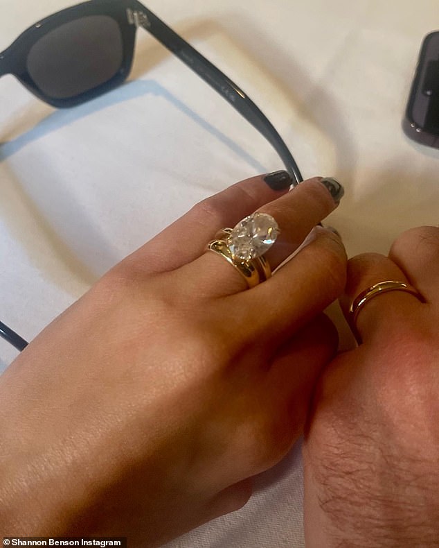 Ringe: Das Paar verlobte sich im Juli und die Hochzeitsnachricht kommt Tage, nachdem Bensons Mutter Shannon auf Instagram ein Foto geteilt hat, auf dem offenbar Ashley und Brandon Eheringe tragen