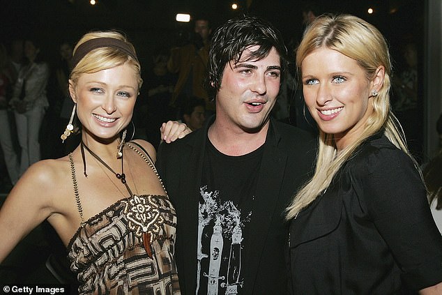 Prominenter: In der Zwischenzeit war Brandon in den 2000er Jahren kurz mit Paris Hilton, 42, zusammen;  abgebildet mit Paris und Nicky Hilton im Jahr 2006