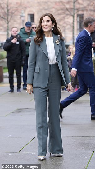 Mary added a bit more glamour with pearl drop earrings and a gold brooch which she pinned to her suit jacket