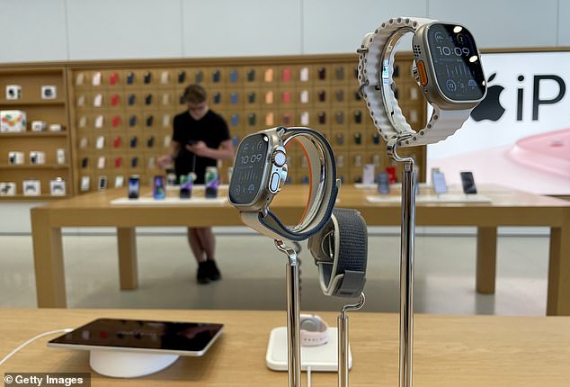 Oben: Zwei Apple Watches, die diesen Monat in einem Apple Store in Corte Madera, Kalifornien, ausgestellt sind