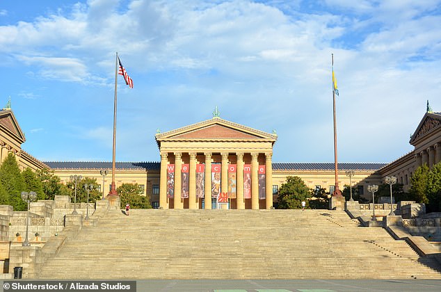 Im Film Rocky rennt Sylvester Stallone die 72 Steintreppen hinauf, die zum Philadelphia Museum of Art führen (oben).  Sie sind jetzt als Rocky Steps bekannt, erklärt Deirdre