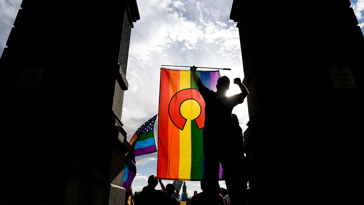 Colorado-Stolzflagge mit der Silhouette eines Mannes, der seine Faust hebt