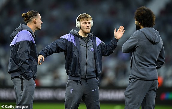 TOULOUSE, FRANCE - NOVEMBER 09: Harvey Elliott of Liverpool (C) interacts with teammates prior to the UEFA Europa League 2023/24 match between Toulouse FC and Liverpool FC at Stadium de Toulouse on November 09, 2023 in Toulouse, France. (Photo by Justin Setterfield/Getty Images)