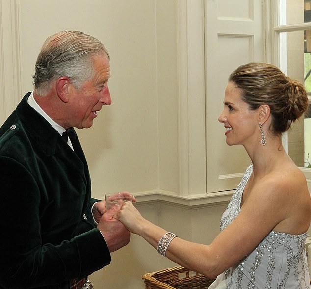 Sie lernte Prinz Charles 2012 bei einer Feier zur Feier der spanischen Fliesenmarke Porcelanosa kennen, die eine königliche Garantie besitzt