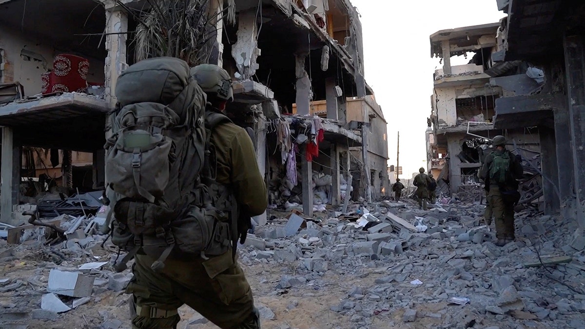 Ein Handout-Bild zeigt, wie israelische Soldaten im Gazastreifen operieren