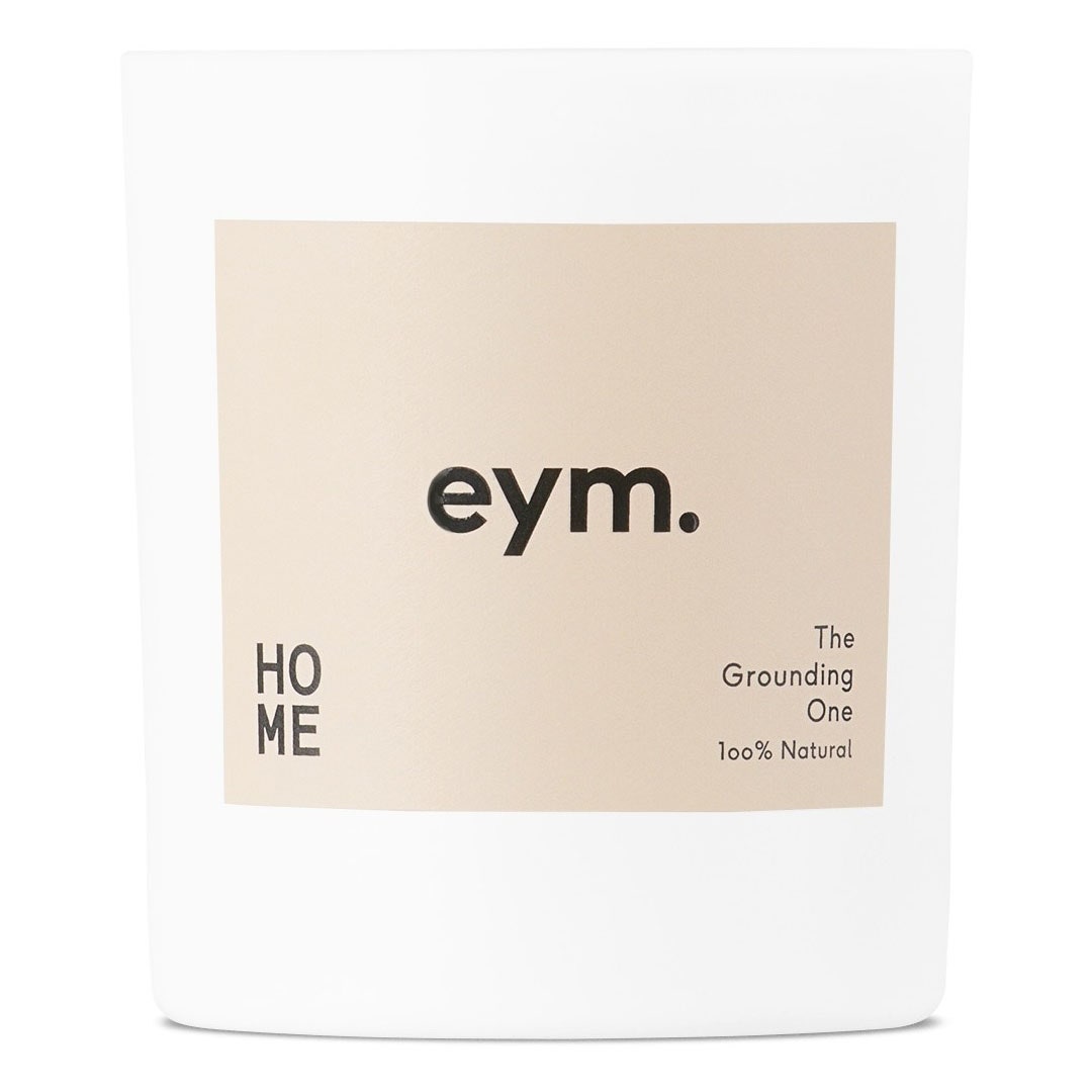Eym Naturals Single-Wick Standard Candle, weiße Kerze mit beigem Etikett auf weißem Hintergrund