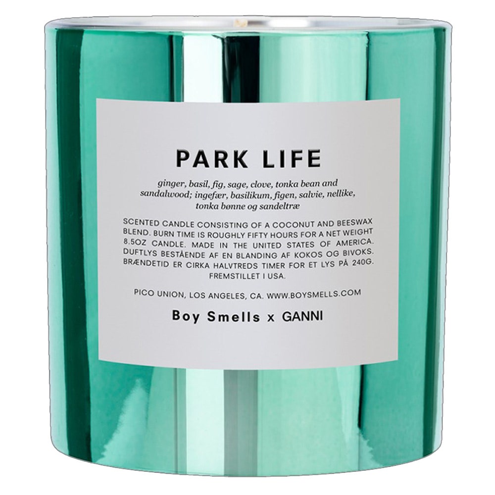 Boy Smells x Ganni Park Life Duftkerze, türkisfarbene Kerze mit weißem Etikett auf weißem Hintergrund