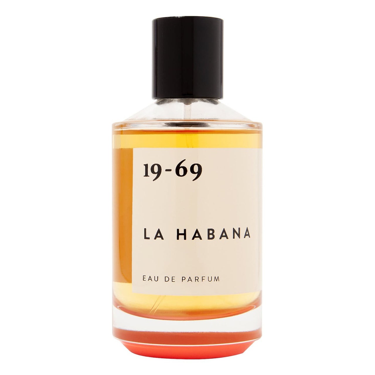19-69 La Habana Eau de Parfum in Glasflasche mit orangefarbenem Inhalt und schwarzem Verschluss auf weißem Hintergrund