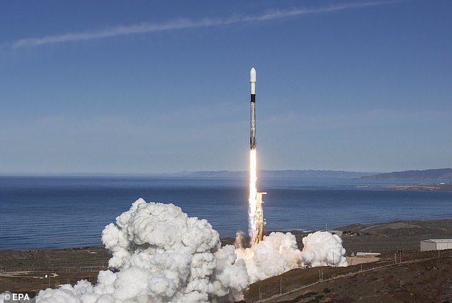 Die nie zuvor öffentliche zweite Sichtung des gigantischen UFOs „Rotes Quadrat“ fand über dem Space Launch Complex 4 (SLC-4) der Vandenberg AFB statt, der heute von Elon Musks SpaceX gemietet wurde.  Oben: Eine SpaceX Falcon 9-Rakete startet 2018 von Vandenberg aus mit einer Satellitennutzlast