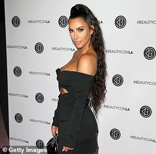 Aktuelle Bilder von Kim Kardashians Haaren zeigen kurze, brüchige Locken, die sich von ihrem charakteristischen vollen, langen Haar unterscheiden