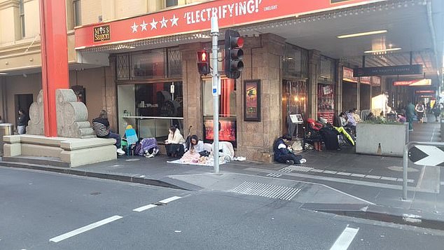 Die Schlange in Melbourne drängte sich um das Ticketek-Büro in der Nähe des Her Majesty's Theatre, und viele Fans campierten mit Schlafsäcken und Liegestühlen
