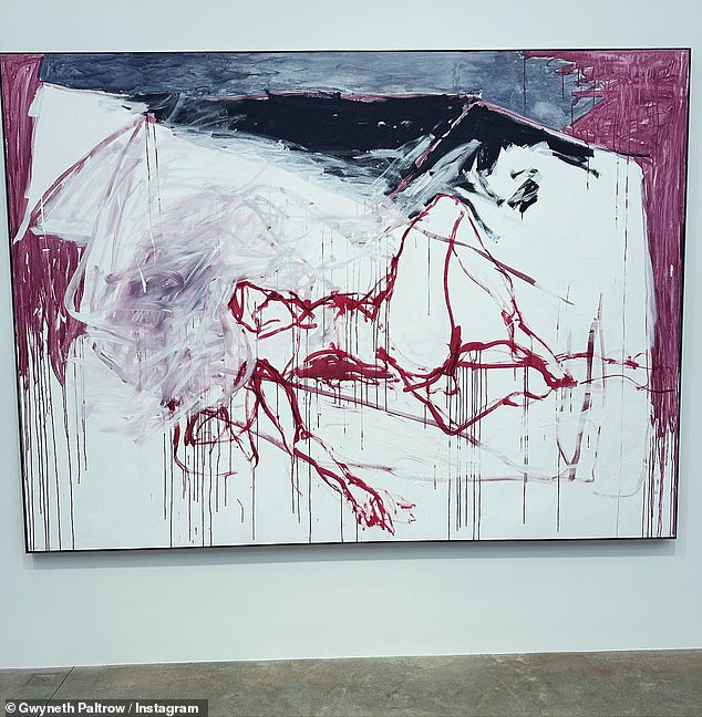 Die Sehenswürdigkeiten aufsaugen: Gwyneth genoss auch die unzähligen Angebote der Stadt für Kunstliebhaber und ließ sich ein Werk der modischen britischen Malerin Tracey Emin anschauen