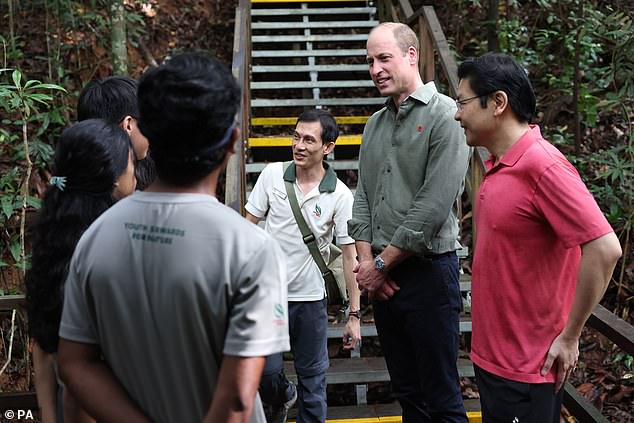 Der Prinz von Wales sprach während des Ausflugs mit den NPark Rangers und den NPark Youth Stewards for Nature