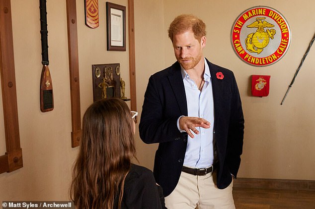 Auf dem Bild ist Prinz Harry zu sehen, der sich mit einem Gast bei der Veranstaltung am Mittwoch mit einer Mohnblume am Revers zum Gedenktag unterhält