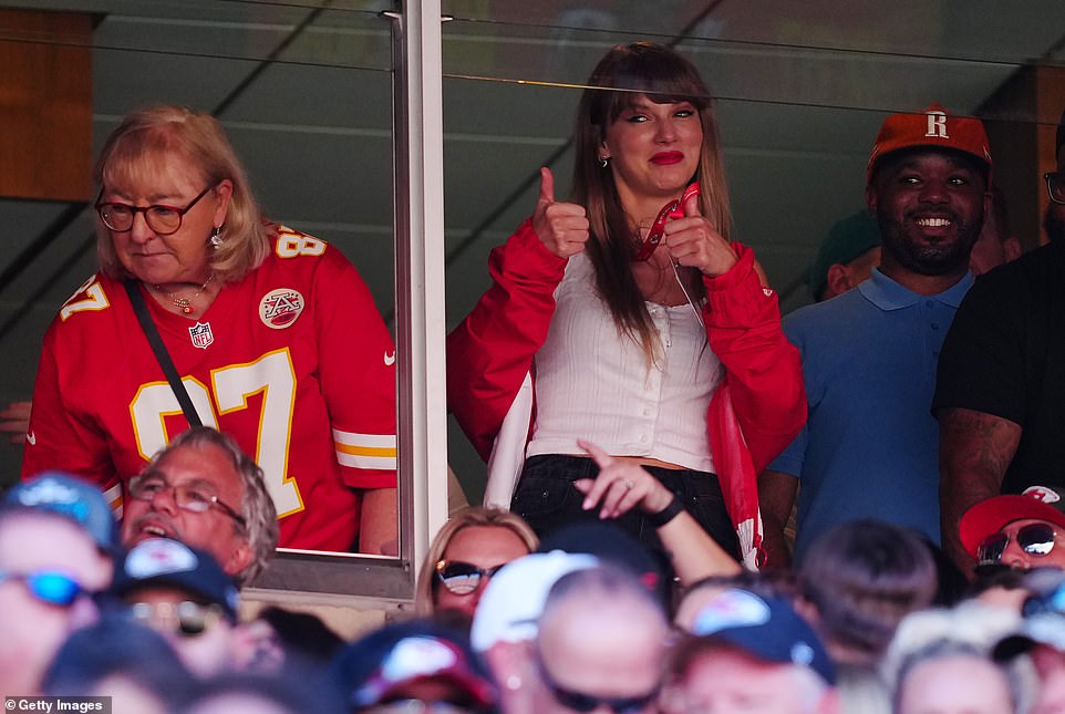 Swift, abgebildet neben Donna, der Mutter des Kelce-Bruders, war Stammgast bei den Spielen der Chiefs