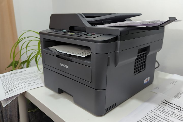 Der Monochrom-Laserdrucker DCPL2550DW gibt 36 Seiten pro Minute aus.