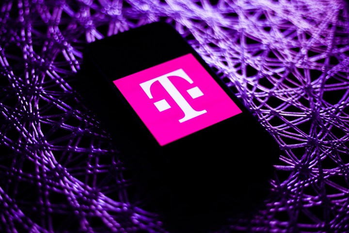 Das T-Mobile-Logo auf einem Smartphone.