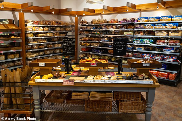 Eine Ausstellung von frisch gebackenem, handwerklich hergestelltem Brot im Booths-Supermarkt in Ripon, North Yorkshire