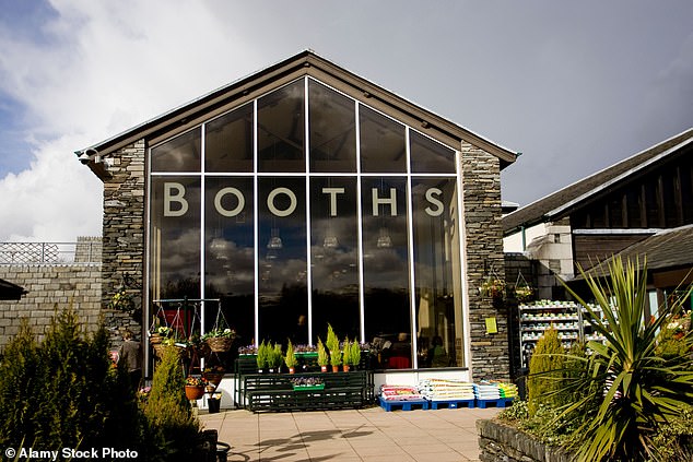 Booths ist Großbritanniens erste Supermarktkette, die zu voll besetzten Kassen zurückkehrt