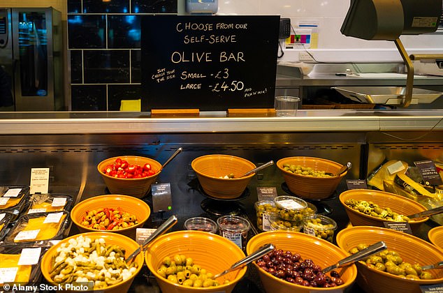 Die Selbstbedienungs-Olivenbar im Booths-Supermarkt in Ripon, North Yorkshire