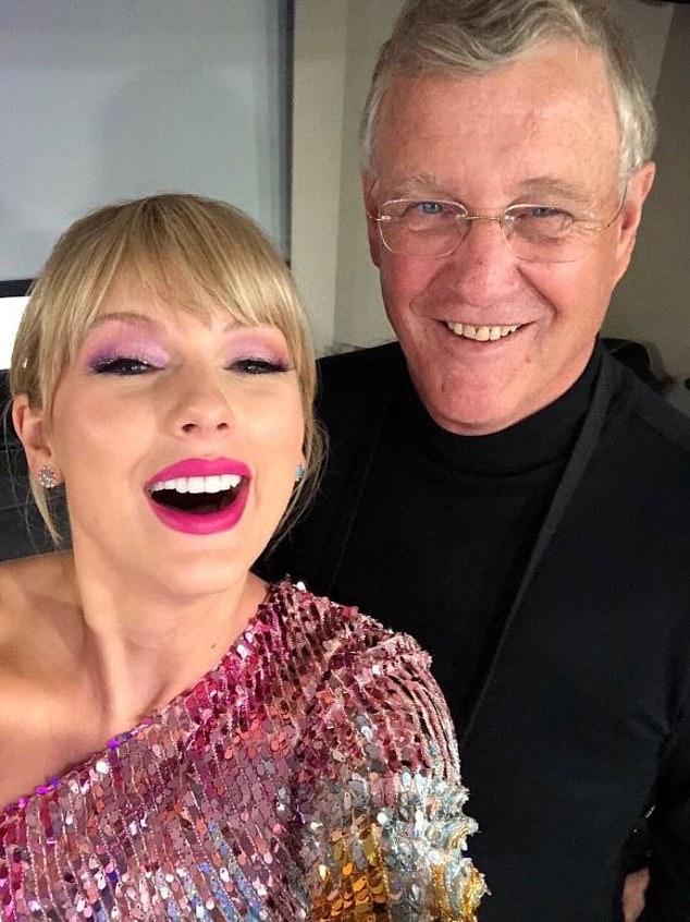 Taylors Vater wurde am Donnerstagabend beim ersten von drei Auftritten in Buenos Aires dabei gesehen, wie er seine Tochter unterstützte