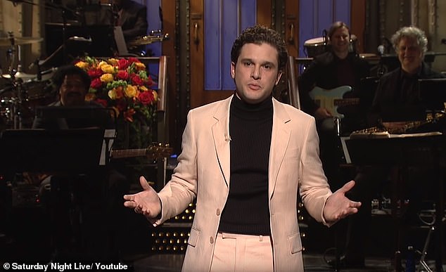 Einmal im blauen Mond: Das letzte Mal, dass er ohne seinen rauen Bart auftrat, war bei Saturday Night Live im Jahr 2019