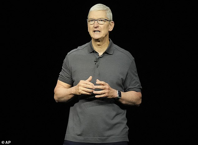Einige auf X bitten den abgebildeten Apple-Chef Tim Cook um eine Antwort auf den Streit