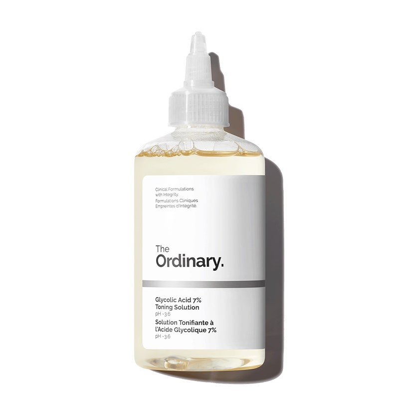The Ordinary Glycolic Acid 7% Toning Solution: Eine Flasche mit einer konischen Applikatorspitze und einem weißen Etikett mit schwarzem Text, alles auf weißem Hintergrund