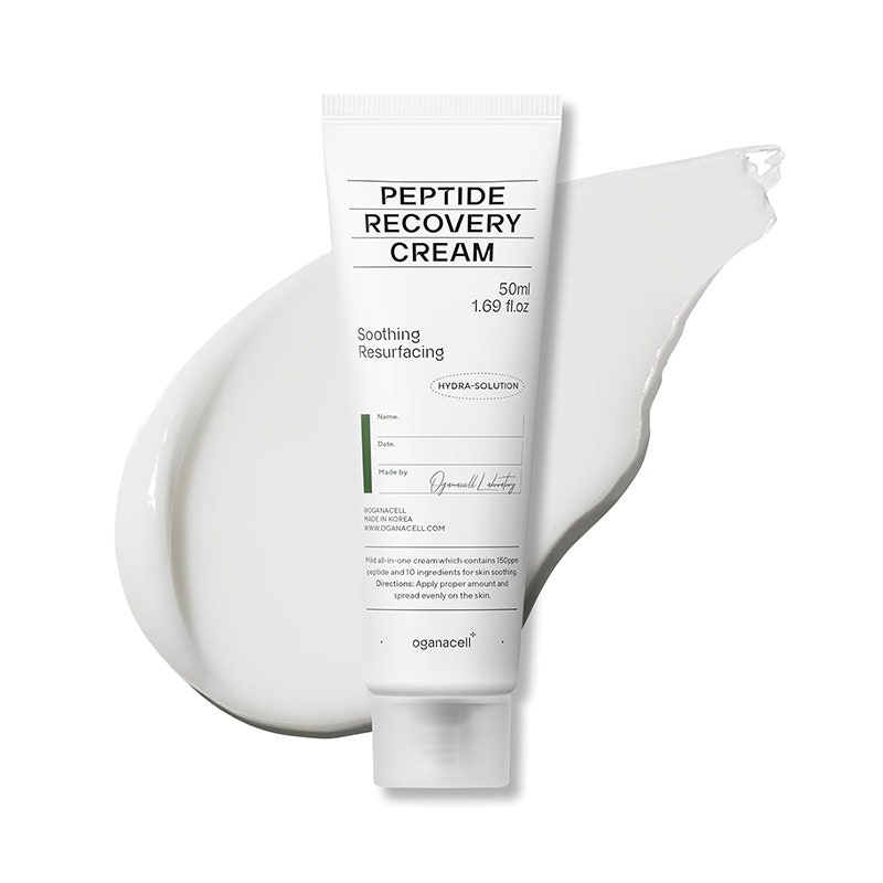 Oganacell Peptide Recovery Cream: Eine weiße Tube mit schwarzem Text auf einem Muster weißer Feuchtigkeitscreme auf weißem Hintergrund