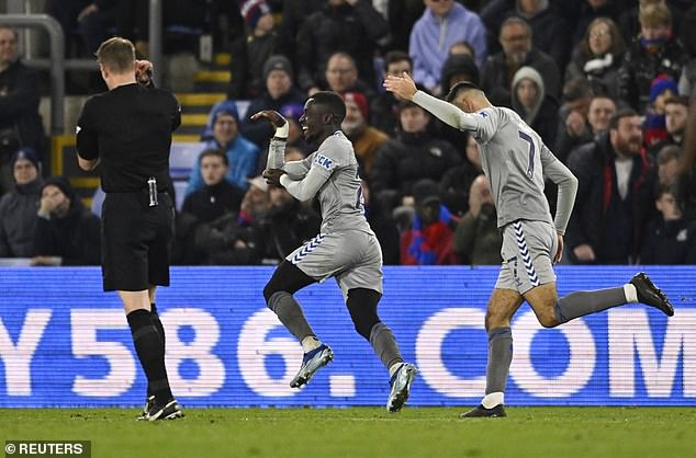 Gueye (links) kam spät zum Einsatz und erzielte in der 86. Minute für Everton gegen Palace ein Tor