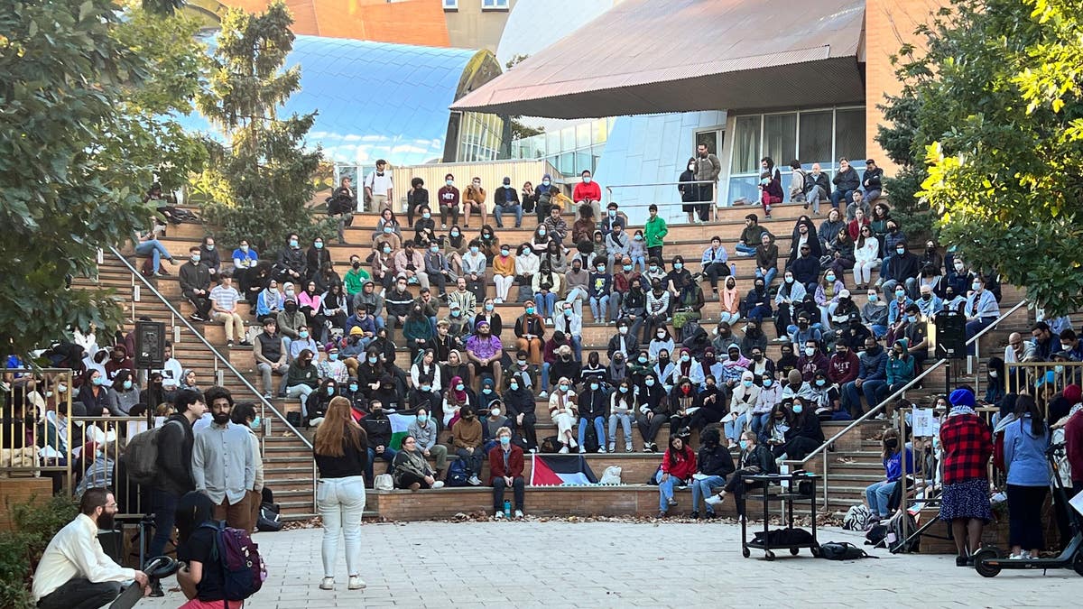 MIT-Studenten protestieren im Sitzen