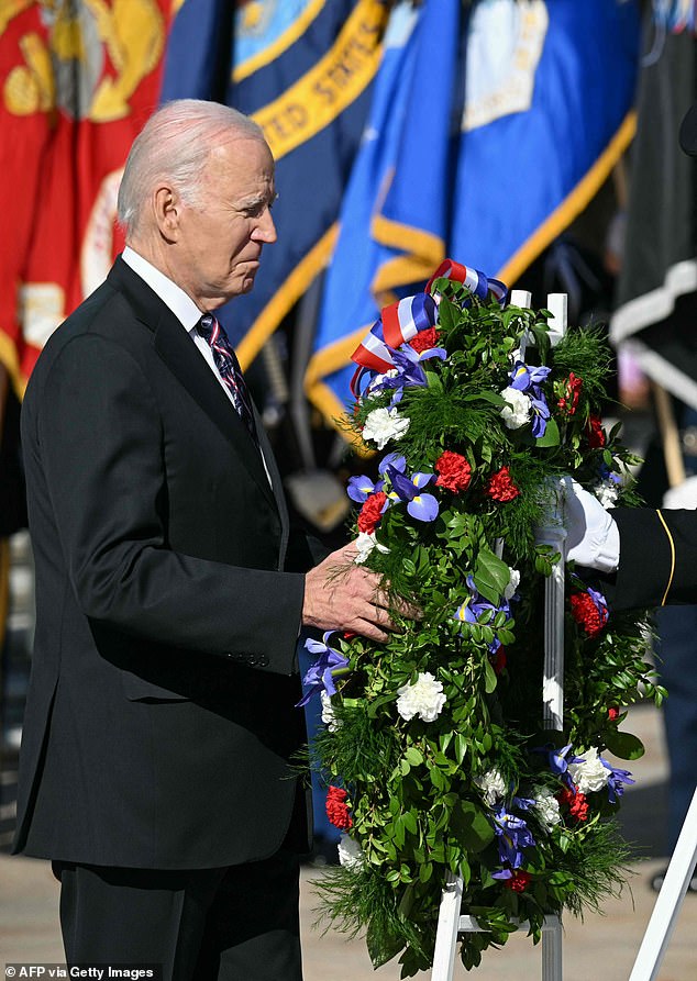 Präsident Biden legt während der Feierlichkeiten zum Veteranentag einen Kranz am Grab des unbekannten Soldaten auf dem Arlington National Cemetery nieder