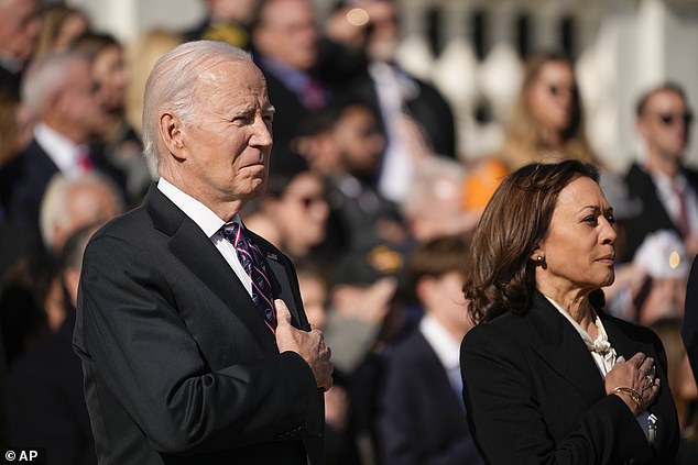 Präsident Joe Biden und Vizepräsidentin Kamala Harris lauschen der Nationalhymne während einer Kranzniederlegung am Grab des unbekannten Soldaten